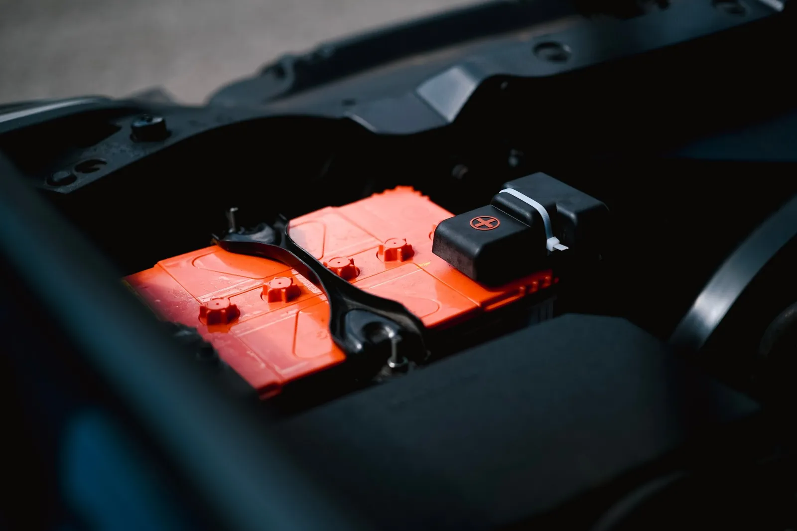 Vybitá autobaterie pod kapotou auta